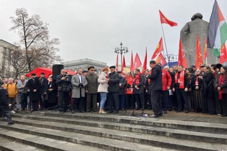 В 108-ю годовщину Великого Октября подмосковные коммунисты во время патриотической акции КПРФ провели прием в партию у памятника Карлу Марксу