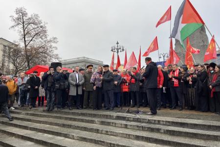 В 108-ю годовщину Великого Октября подмосковные коммунисты во время патриотической акции КПРФ провели прием в партию у памятника Карлу Марксу