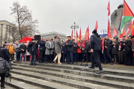 В 108-ю годовщину Великого Октября подмосковные коммунисты во время патриотической акции КПРФ провели прием в партию у памятника Карлу Марксу