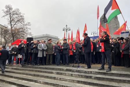 В 108-ю годовщину Великого Октября подмосковные коммунисты во время патриотической акции КПРФ провели прием в партию у памятника Карлу Марксу