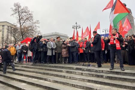 В 108-ю годовщину Великого Октября подмосковные коммунисты во время патриотической акции КПРФ провели прием в партию у памятника Карлу Марксу