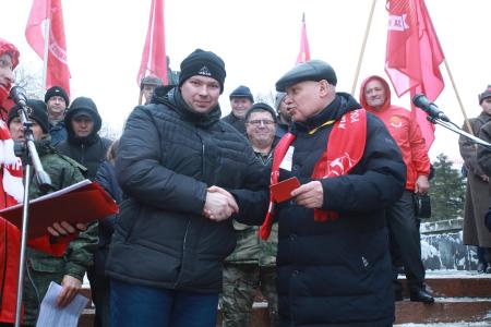 В Омске впервые с 2019 г. День Великой Октябрьской социалистической революции отметили митингом