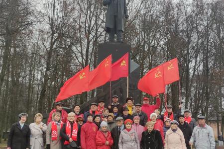 Новгородские коммунисты встретили 108-ю годовщину Революции автопробегами и праздничным концертами