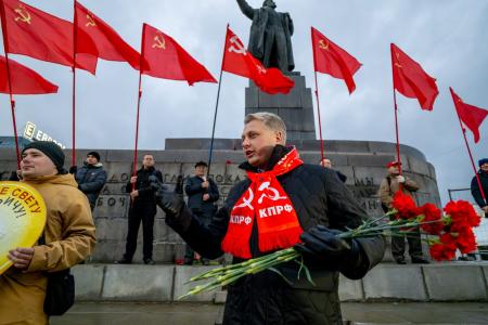 Свердловские коммунисты ярко отметили годовщину Октябрьской Революции у памятника Ленину