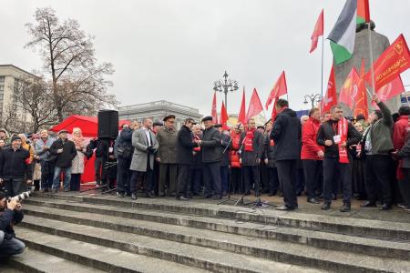 В 108-ю годовщину Великого Октября подмосковные коммунисты во время патриотической акции КПРФ провели прием в партию у памятника Карлу Марксу