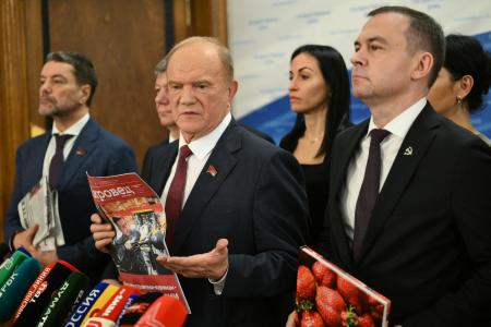 Г.А. Зюганов: Наши предложения обобщены в «Программе Победы». Пресс-подход лидера КПРФ в Госдуме 18 ноября 2025 года