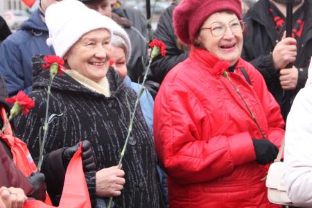 В Челябинске состоялся автопробег в честь 108-й годовщины Великого Октября