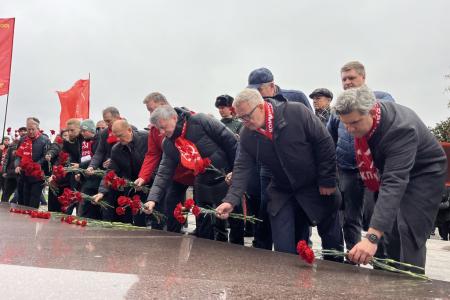 Руководитель фракции КПРФ в Мособлдуме Александр Наумов принял участие в мероприятиях, посвященных 108-й годовщине Великого Октября