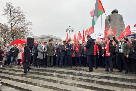 В 108-ю годовщину Великого Октября подмосковные коммунисты во время патриотической акции КПРФ провели прием в партию у памятника Карлу Марксу