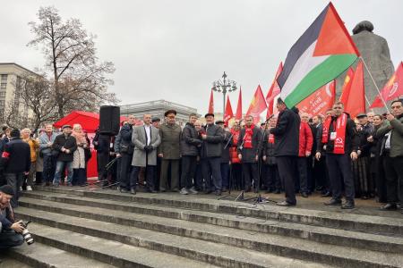 В 108-ю годовщину Великого Октября подмосковные коммунисты во время патриотической акции КПРФ провели прием в партию у памятника Карлу Марксу