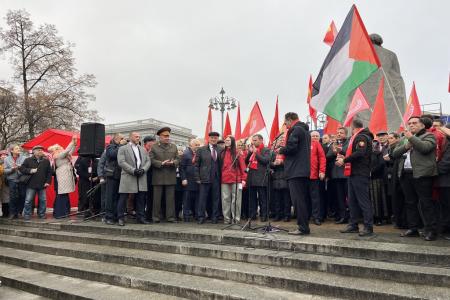 В 108-ю годовщину Великого Октября подмосковные коммунисты во время патриотической акции КПРФ провели прием в партию у памятника Карлу Марксу