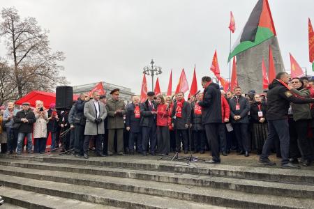 В 108-ю годовщину Великого Октября подмосковные коммунисты во время патриотической акции КПРФ провели прием в партию у памятника Карлу Марксу