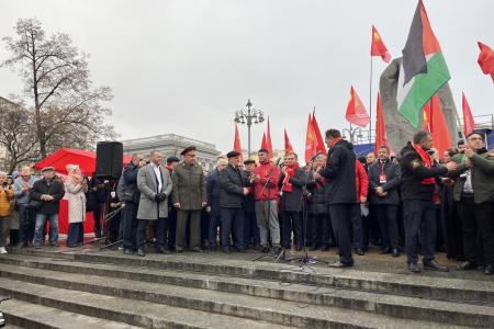 В 108-ю годовщину Великого Октября подмосковные коммунисты во время патриотической акции КПРФ провели прием в партию у памятника Карлу Марксу