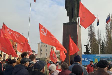 Великий Октябрь как точка отсчёта. 7 ноября тамбовские коммунисты вышли к памятным местам и провели автопробег по улицам областного центра