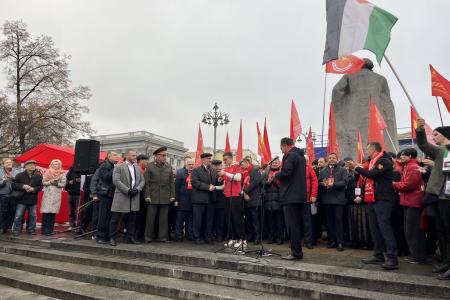 В 108-ю годовщину Великого Октября подмосковные коммунисты во время патриотической акции КПРФ провели прием в партию у памятника Карлу Марксу