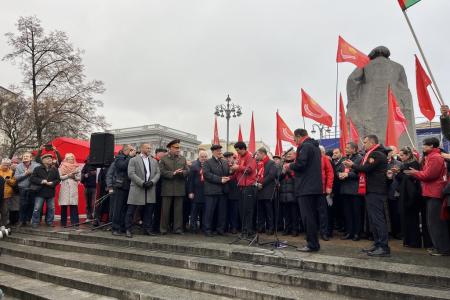 В 108-ю годовщину Великого Октября подмосковные коммунисты во время патриотической акции КПРФ провели прием в партию у памятника Карлу Марксу