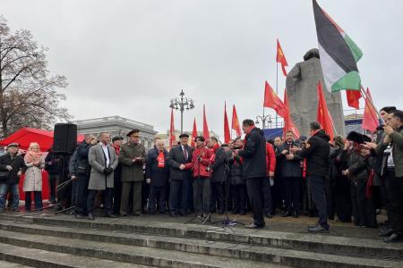 В 108-ю годовщину Великого Октября подмосковные коммунисты во время патриотической акции КПРФ провели прием в партию у памятника Карлу Марксу