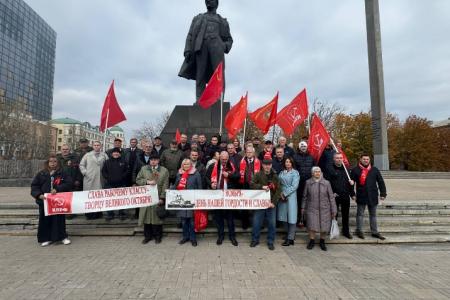 Коммунисты Донецка отметили годовщину Октябрьской революции автопробегом и возложением цветов к революционным памятникам и мемориалам