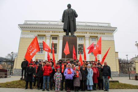КПРФ провела шествие в Ижевске в честь 105-летия государственности удмуртского народа