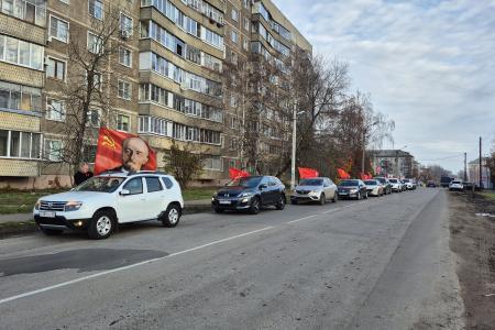 Великий Октябрь как точка отсчёта. 7 ноября тамбовские коммунисты вышли к памятным местам и провели автопробег по улицам областного центра