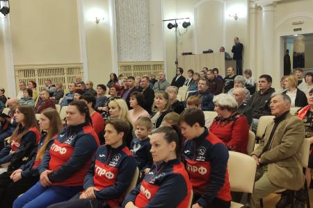 Новгородские коммунисты встретили 108-ю годовщину Революции автопробегами и праздничным концертами