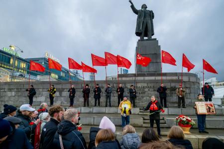 Свердловские коммунисты ярко отметили годовщину Октябрьской Революции у памятника Ленину