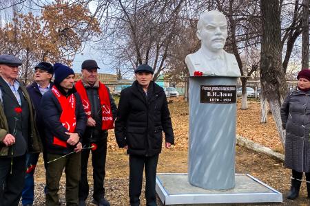 В селе Хомутинино Челябинской области открыли бюст В.И. Ленину