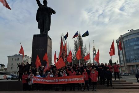Великий Октябрь как точка отсчёта. 7 ноября тамбовские коммунисты вышли к памятным местам и провели автопробег по улицам областного центра