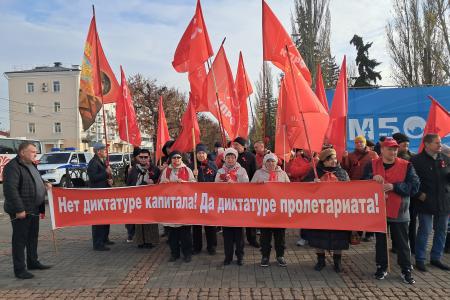 Великий Октябрь как точка отсчёта. 7 ноября тамбовские коммунисты вышли к памятным местам и провели автопробег по улицам областного центра
