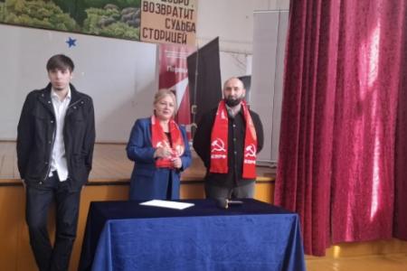 В Каспийске прошла встреча депутатов КПРФ с преподавателями города, приуроченная ко Дню рождения Комсомола
