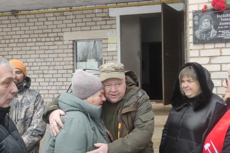 Новгородские коммунисты открыли мемориальную доску в честь бойца СВО