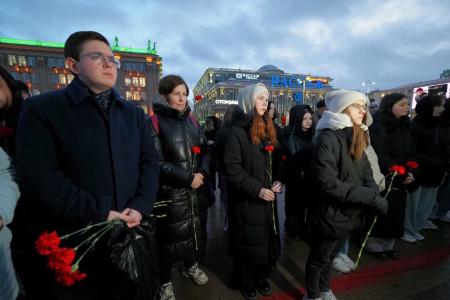 Свердловские коммунисты ярко отметили годовщину Октябрьской Революции у памятника Ленину