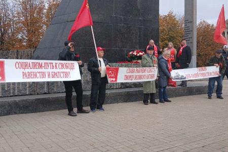 Коммунисты Донецка отметили годовщину Октябрьской революции автопробегом и возложением цветов к революционным памятникам и мемориалам