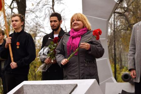 7 ноября в Мариуполе: комсомольцы и молодые коммунисты вывели молодежь города на массовый марш