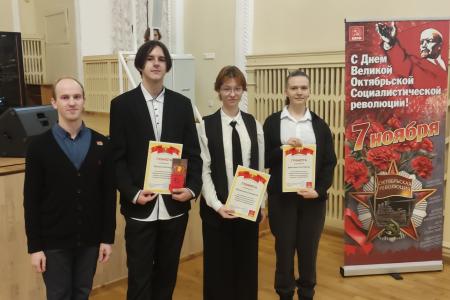 Новгородские коммунисты встретили 108-ю годовщину Революции автопробегами и праздничным концертами