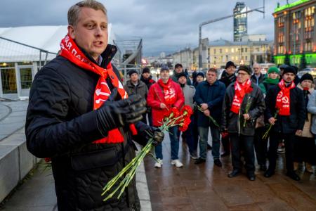 Свердловские коммунисты ярко отметили годовщину Октябрьской Революции у памятника Ленину