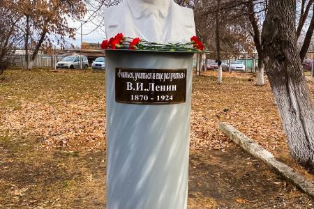 В селе Хомутинино Челябинской области открыли бюст В.И. Ленину