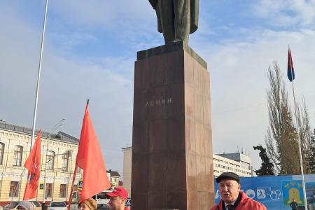 Великий Октябрь как точка отсчёта. 7 ноября тамбовские коммунисты вышли к памятным местам и провели автопробег по улицам областного центра