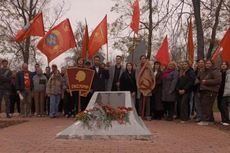 7 ноября в Мариуполе: комсомольцы и молодые коммунисты вывели молодежь города на массовый марш