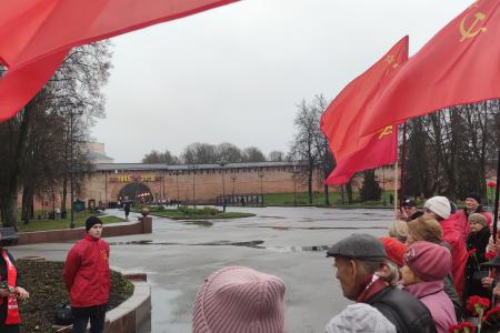 Новгородские коммунисты встретили 108-ю годовщину Революции автопробегами и праздничным концертами