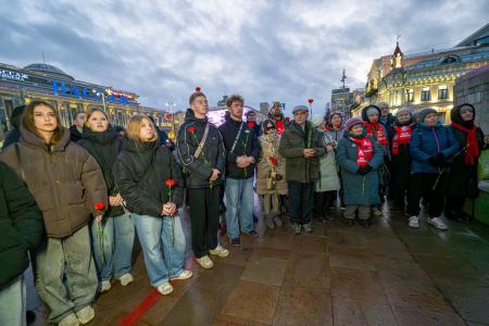 Свердловские коммунисты ярко отметили годовщину Октябрьской Революции у памятника Ленину