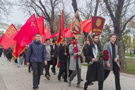 7 ноября в Мариуполе: комсомольцы и молодые коммунисты вывели молодежь города на массовый марш