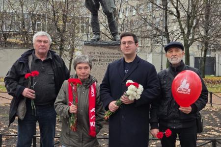 Санкт-Петербург. Районные комитеты КПРФ провели акции в честь дня Октябрьской революции