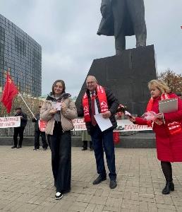 Коммунисты Донецка отметили годовщину Октябрьской революции автопробегом и возложением цветов к революционным памятникам и мемориалам