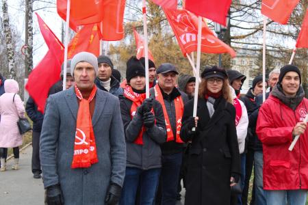 КПРФ провела шествие в Ижевске в честь 105-летия государственности удмуртского народа