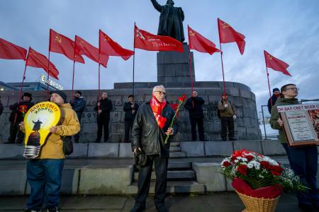 Свердловские коммунисты ярко отметили годовщину Октябрьской Революции у памятника Ленину