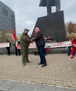 Коммунисты Донецка отметили годовщину Октябрьской революции автопробегом и возложением цветов к революционным памятникам и мемориалам