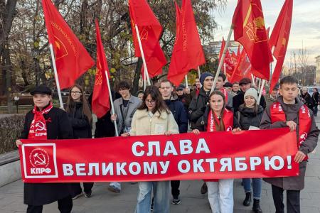 Под красными знамёнами Великого Октября: праздничное шествие в Воронеже