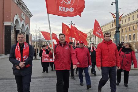 Под красными знамёнами Великого Октября: праздничное шествие в Воронеже