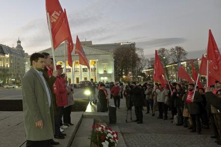 Под красными знамёнами Великого Октября: праздничное шествие в Воронеже